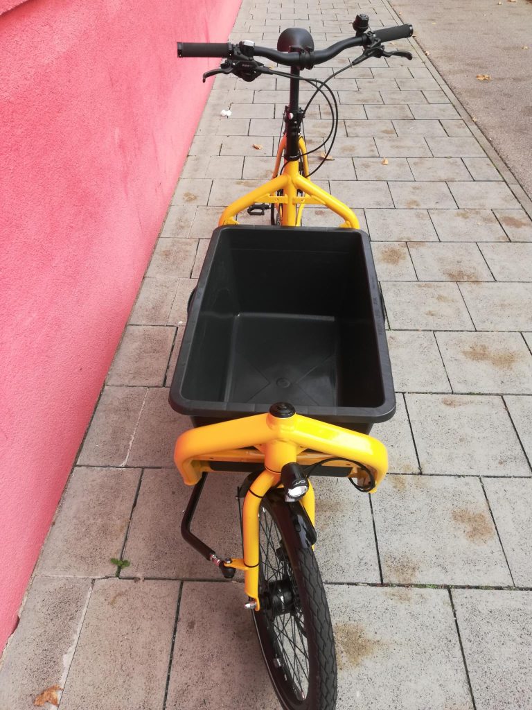 Bild, welches ein gelbes Bullitt Lastenrad von vorne zeigt